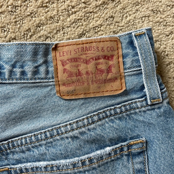 Levi’s 501 Button Fly Mid Rise Distressed Frayed Hem Jean Shorts - Size 28 - Picture 5 of 5